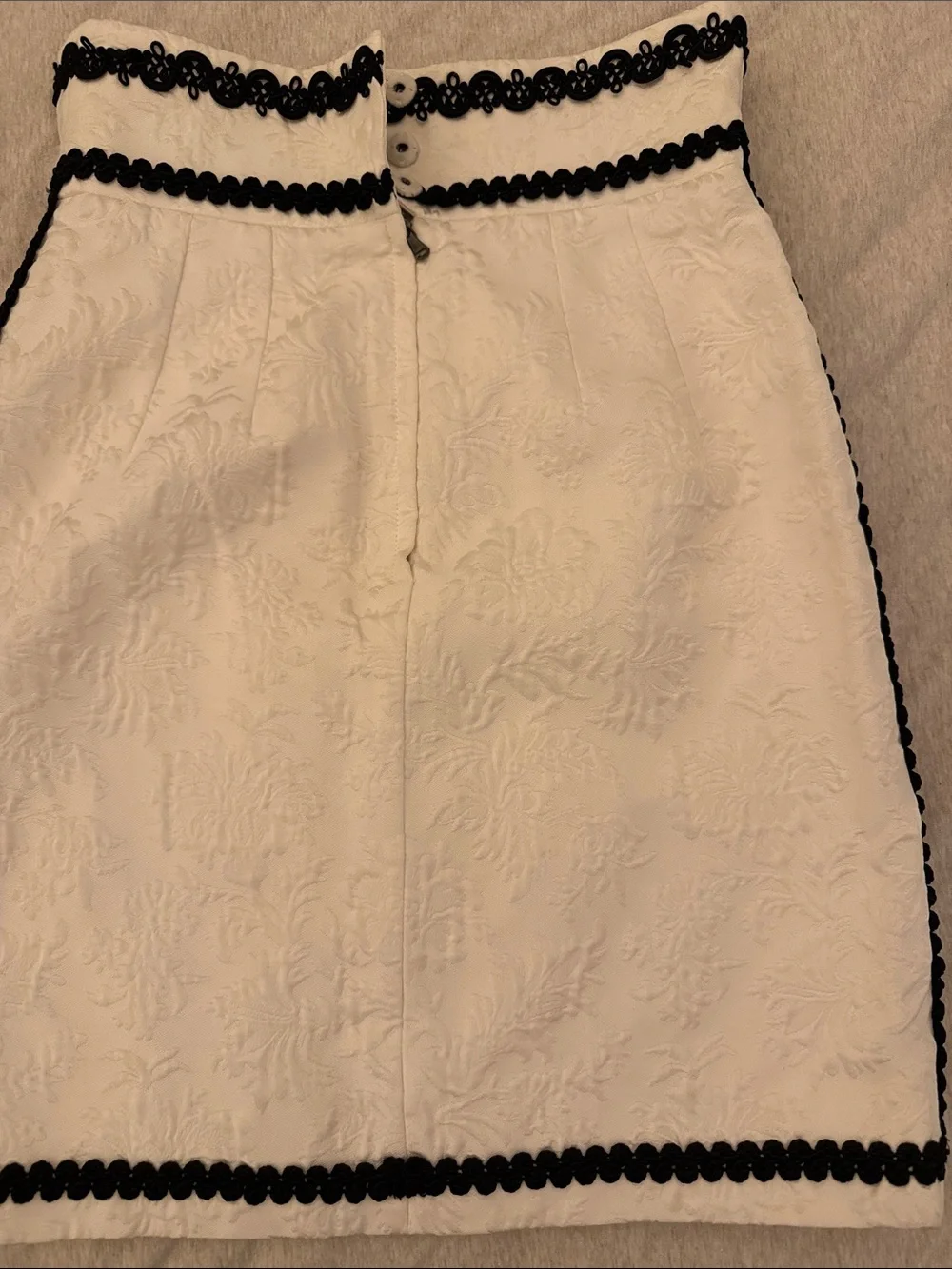 Dolce & Gabbana White Mini Skirt with Black Trim - Picture 4 of 7